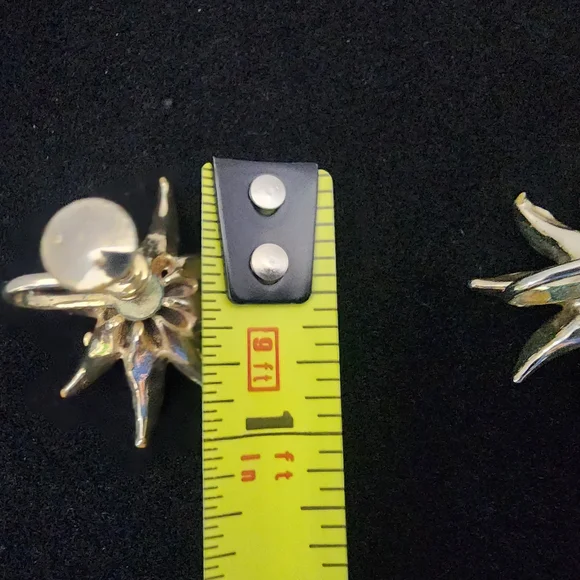 SE16 Gold and Pink Color Floral Screw-on Earrings For No Pierced Ears - Picture 6 of 8